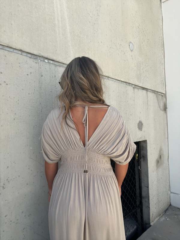 Valina™ – Elegancka Długa Sukienka Letnia z Dekoltem w Serek i Rozcięciem