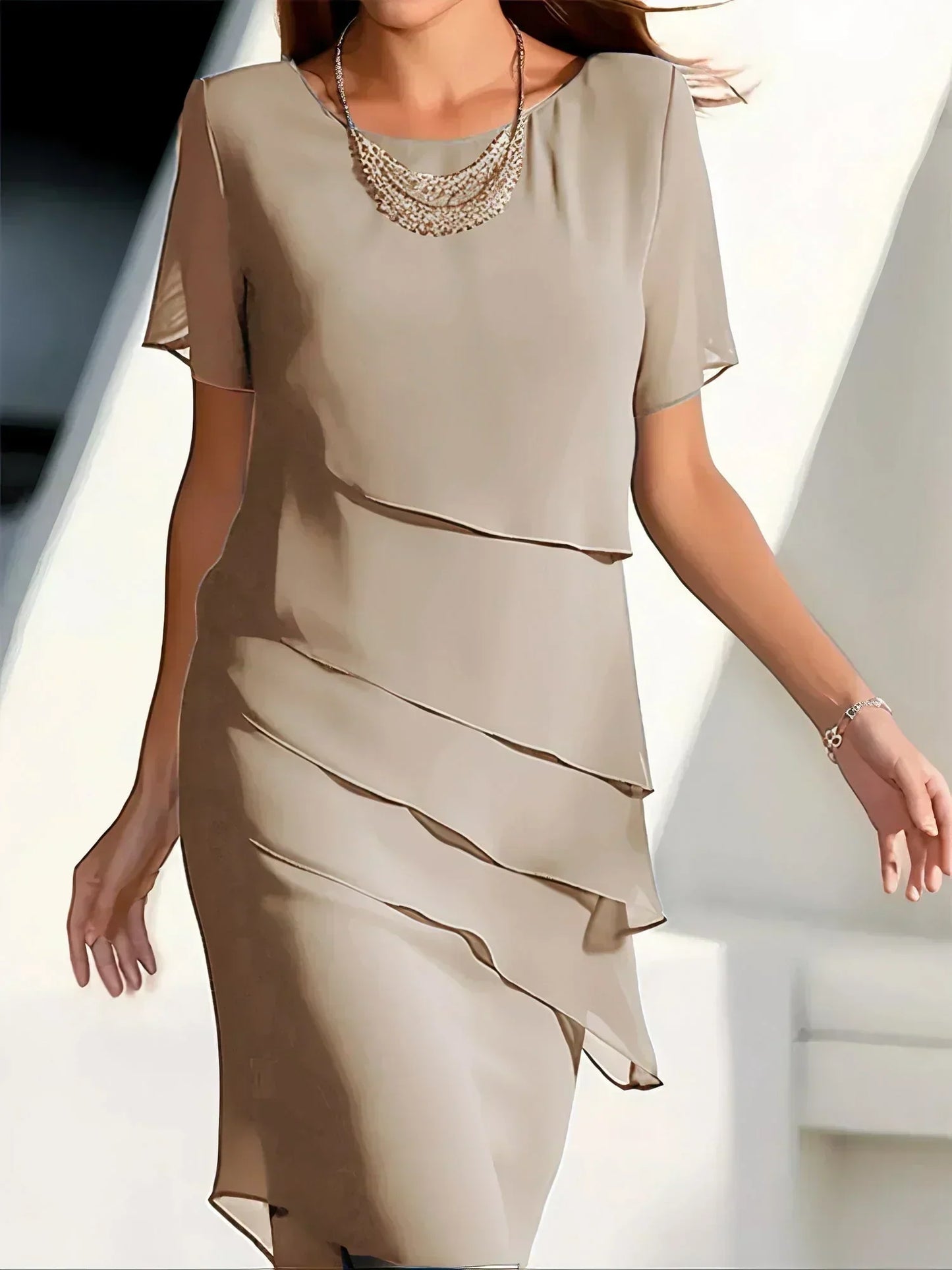 Eva - Stylowa Sukienka z Warstwowym Designem