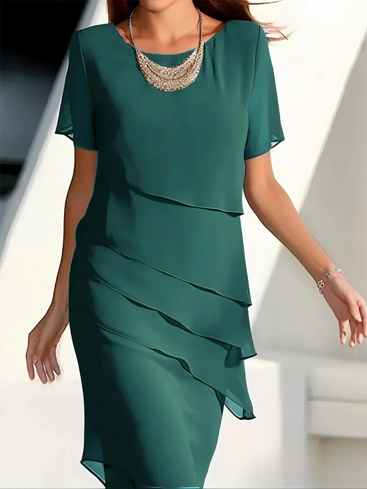 Eva - Stylowa Sukienka z Warstwowym Designem